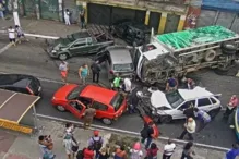 Imagem ilustrativa da imagem Acidente com 11 veículos e um caminhão deixa sete feridos no Rio