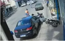 Imagem ilustrativa da imagem Acidente em Lauro: carro perde controle e colide com motos