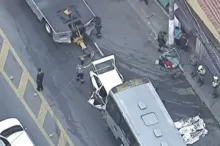 Imagem ilustrativa da imagem Acidente entre carro e ônibus deixa três mortos