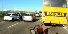 Imagem ilustrativa da imagem Acidente entre moto e ônibus escolar engarrafa trânsito na Av. Carybé
