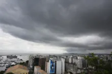 Imagem ilustrativa da imagem Alerta em Salvador: chuvas podem atingir 90% no domingo