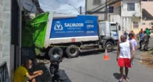 Imagem ilustrativa da imagem Caminho de coleta de lixo que invadiu casa é retirado do imóvel