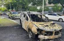 Imagem ilustrativa da imagem Vídeo: carro pega fogo em via de trânsito de Salvador