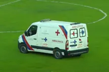 Imagem ilustrativa da imagem "Chama a SAMU"? Ambulância entra em campo com jogo rolando no Baianão