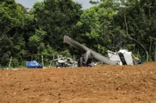 Imagem ilustrativa da imagem Corpo do piloto que morreu em acidente aéreo é retirado do avião