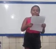 Imagem ilustrativa da imagem Criança lê carta em sala de aula após ser vítima de bullying; vídeo