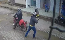 Imagem ilustrativa da imagem Dupla tenta executar homem em frente a mercado; veja vídeo