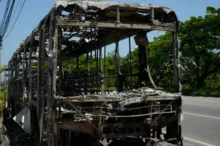Imagem ilustrativa da imagem Em sete dias, 3 ônibus são incendiados; prejuízo supera R$ 2,5 milhões