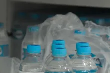 Imagem ilustrativa da imagem Embalagens plásticas de água mineral podem ser proibidas em Salvador