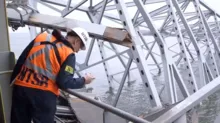 Imagem ilustrativa da imagem Equipes começam a remover entulhos da ponte que desabou nos EUA