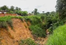Imagem ilustrativa da imagem Erosão em buraco faz 38 casas serem interditadas em Candeias