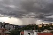 Imagem ilustrativa da imagem Fortes chuvas no Rio Grande do Sul adiam jogo de clube baiano
