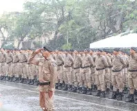 Imagem ilustrativa da imagem Futuros soldados envergam pela 1ª vez a farda da PM