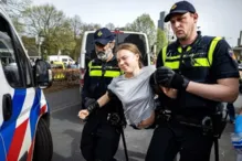 Imagem ilustrativa da imagem Greta Thunberg é presa duas vezes durante protesto nos Países Baixos
