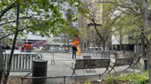 Imagem ilustrativa da imagem Homem ateia fogo em si mesmo em frente a tribunal que julga Trump