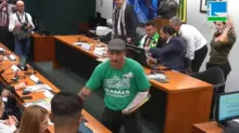 Imagem ilustrativa da imagem Homem com camisa do Hamas distribui panfletos em sessão na Câmara
