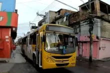 Imagem ilustrativa da imagem Homem fica preso entre rodas de ônibus em bairro de Salvador