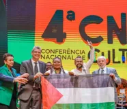 Imagem ilustrativa da imagem Lula posa com bandeira palestina: "Tempo vai provar que estava certo"
