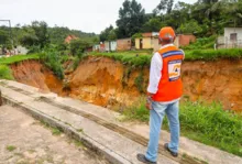 Imagem ilustrativa da imagem Mais de 40 casas são interditadas na Bahia após erosão; saiba detalhes