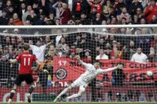 Imagem ilustrativa da imagem Manchester United vence Coventry e pega o City na final da FA Cup