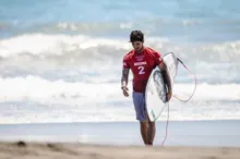 Imagem ilustrativa da imagem Medina é eliminado de etapa do mundial de Surf após prancha quebrar