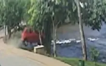 Imagem ilustrativa da imagem Motorista perde controle de direção e carro cai em rio