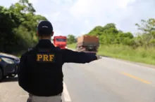 Imagem ilustrativa da imagem PRF apreende veículo de carga transportando carga de milho sem nota
