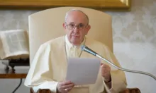 Imagem ilustrativa da imagem Papa diz sofrer de bronquite e deixa de ler discurso por tosse