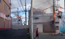 Imagem ilustrativa da imagem Poste é atingido por incêndio nesta manhã em Salvador; ASSISTA