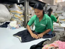 Imagem ilustrativa da imagem Projeto baiano reutiliza roupas jeans para consumo sustentável