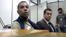 Imagem ilustrativa da imagem Robinho aparece sorridente em audiência de custódia após prisão; veja