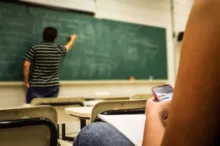 Imagem ilustrativa da imagem Uso de celular nas salas de aula pode ser proibido em toda Bahia
