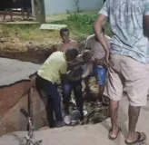 Imagem ilustrativa da imagem VÍDEO: Idoso cai em buraco em canal de rua em Barreiras
