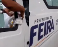 Imagem ilustrativa da imagem VÍDEO: Improviso em porta de ambulância viraliza em Feira de Santana