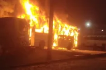 Imagem ilustrativa da imagem VÍDEO: Ônibus da Integra pega fogo dentro de garagem em Salvador