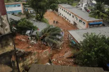 Imagem ilustrativa da imagem Veja imagens de desabamento de prédio no Centro de Salvador