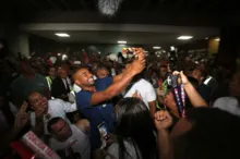 Imagem ilustrativa da imagem Vídeo: Campeão do BBB, Davi chega a Salvador nos braços do povo