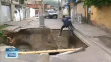 Imagem ilustrativa da imagem Vídeo: Ciclista cai em cratera durante transmissão ao vivo de TV