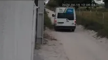 Imagem ilustrativa da imagem Vídeo: Criança é atropelada por van escolar de prefeitura na Bahia