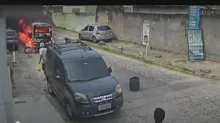 Imagem ilustrativa da imagem Vídeo: Kombi em chamas atropela motociclista e assusta moradores