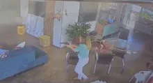 Imagem ilustrativa da imagem Vídeo: Mulher armada invade casa, mata garimpeiro e deixa padre ferido