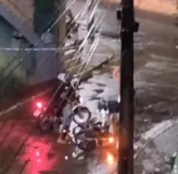 Imagem ilustrativa da imagem Vídeo: bandidos roubam moto em importante via de Salvador
