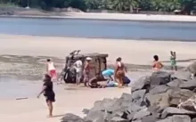 Imagem ilustrativa da imagem Vídeo: carro vai parar na praia após acidente em Ilhéus