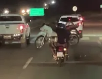 Imagem ilustrativa da imagem Vídeo: homem é flagrado carregando moto em garupa na Estrada do Coco