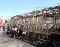 Imagem ilustrativa da imagem Vídeo: população furta ferros de ônibus que pegou fogo no Comércio