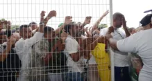 Imagem ilustrativa da imagem Vídeo: torcedores do Bahia enfrentam chuva para garantir ingressos