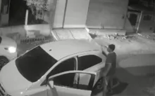 Imagem ilustrativa da imagem Vídeo: vereador tem carro roubado após estacionar em casa na Bahia