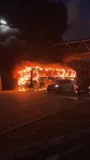 Imagem ilustrativa da imagem Vídeos: dois ônibus são incendiados durante protesto em Pernambués