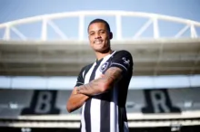 Imagem ilustrativa da imagem Vitória encaminha contratação de atacante do Botafogo; confira
