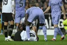 Imagem ilustrativa da imagem Zagueiro do Valencia sofre pior lesão do futebol e pode se aposentar